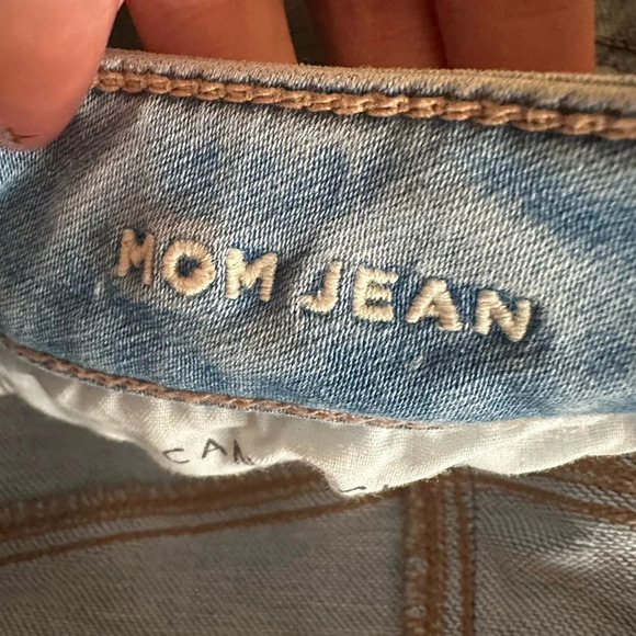 American Eagle Mom Jeans Sharkbite Hem Light Wash Denim Slim Straight - Picture 5 of 9